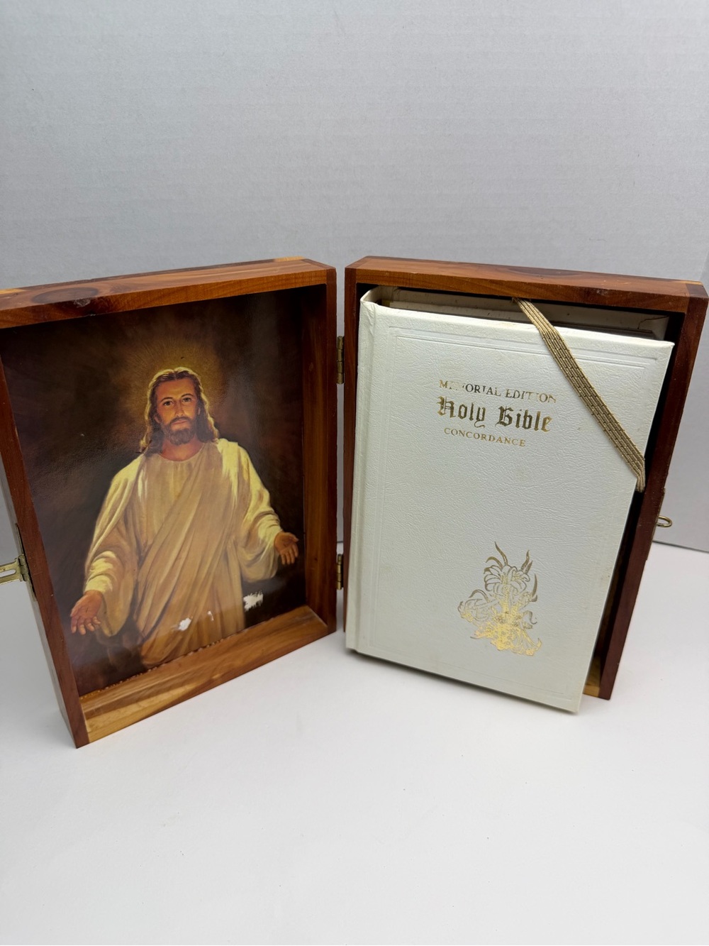 Vintage The Holy Bible Memorial Edition Hinged Cedar Box Illustrated Gold Edge